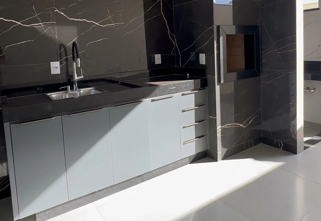 Cozinha em marcenaria e pedra escura, obra da M4X Construtora